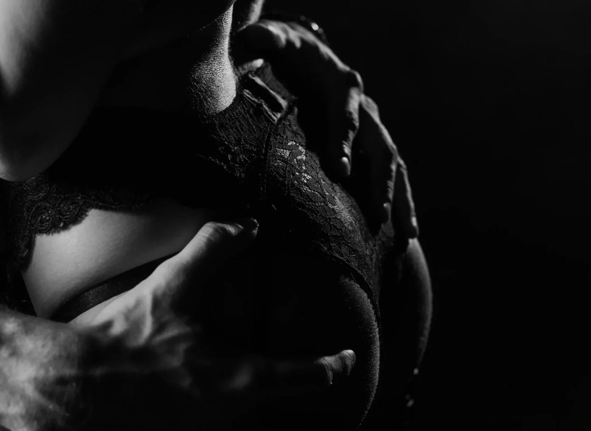 cropped-view-of-man-touching-buttocks-of-woman-in-2024-11-19-08-04-31-utc copia